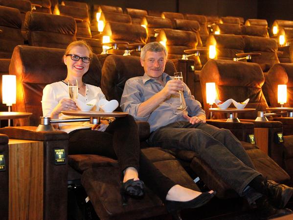 Sitzen bequem im Nürnberger Cinecitta: Die Kino-Betreiber Wolfram Weber und seine Tochter Laura.