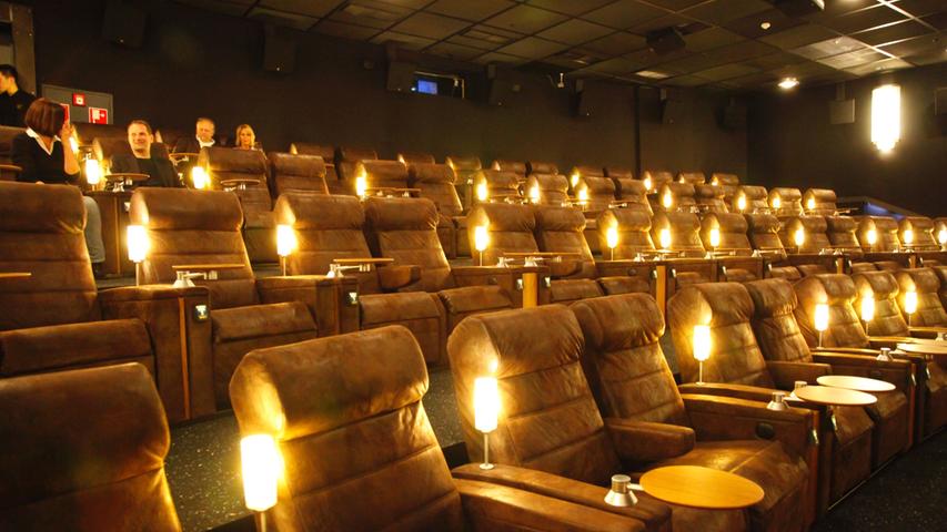 Die wirkliche Überraschung ist aber der Kinosaal selbst: Gediegene Beleuchtung, große Beinfreiheit und bequeme Einzel- und Doppelsitze, die sich...