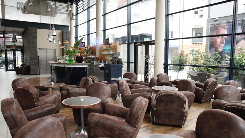 Bereits im Foyer des früheren IMAX-Komplexes deutet sich an, was auf die Besucher wartet: Wo sich früher die Holzstühle reihten, stehen nun komfortable Ledersessel.