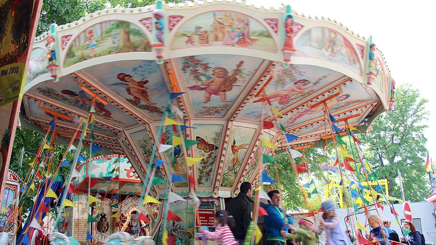 Ein Karussell wie dieses gehört zu jedem Volksfest - vor allem für die Kinder.