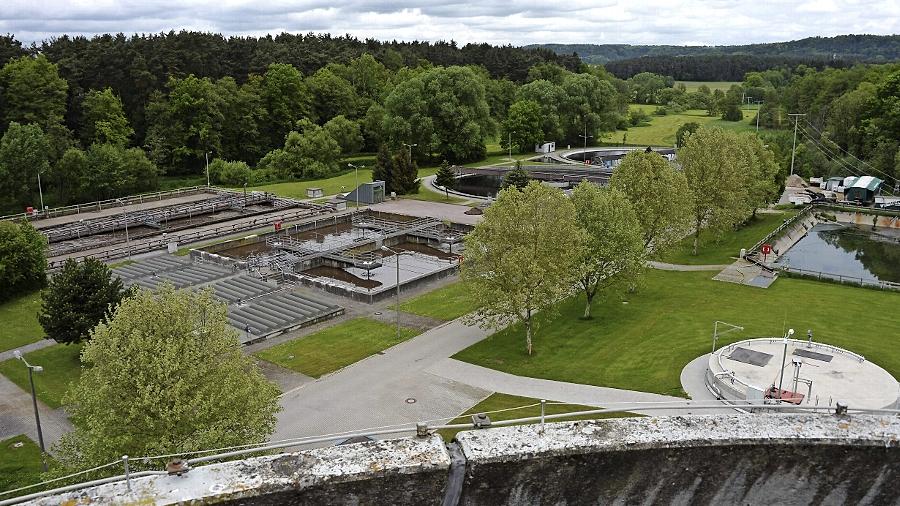 Ein Blick von einem Faulturm auf die Kläranlage an der Schönmühle. Für eine Trocknungsanlage ist noch Platz, sagt Werner Schütt.