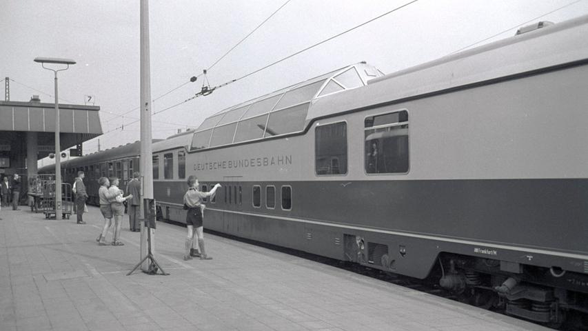 Noch sieben Minuten weniger als der Städte-Schnellzug, nämlich nur 105 Minuten, braucht der „Rheinpfeil“ für die Strecke München - Nürnberg. Seine blaugelben Wagen und seine Aussichtskanzel erregen im Hauptbahnhof immer lebhaftes Interesse. (Zum Artikel: "Bahnfahrt wie im Flug" )