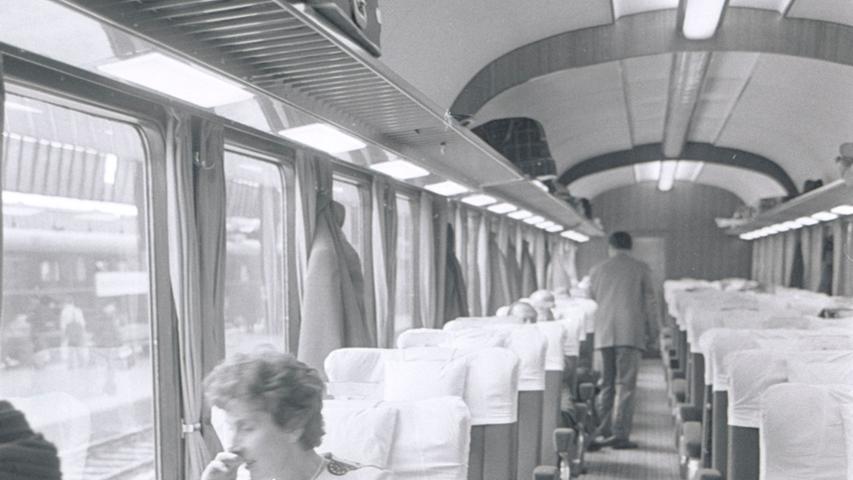 Die bequemen Sessel und die Klimaanlage in den neuen Großraumwagen der Bundesbahn machen das Reisen wirklich zu einem Vergnügen. (Zum Artikel: "Bahnfahrt wie im Flug" )