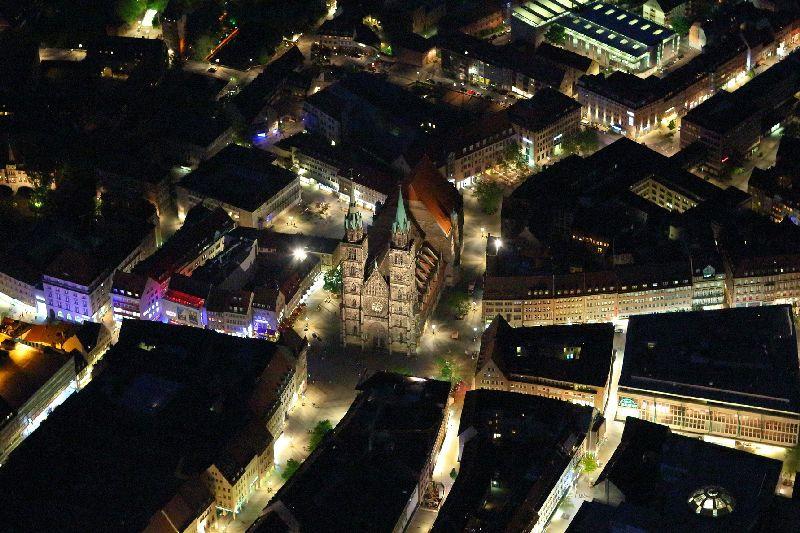 Auch wenn das vielen Nürnbergern nicht gefallen wird: Die Lorenzkirche hat ihren Ursprung gar nicht in der Noris – sondern in Fürth. Sie wurde als Filialkirche der Fürther Pfarrei St. Michael gebaut und erst zwischen 1243 und 1315 zu einer selbstständigen Pfarrkirche erhoben. Erst ab dann war sie eine "echte" Nürnberger Kirche.