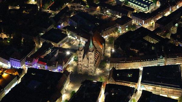 Auch wenn das vielen Nürnbergern nicht gefallen wird: Die Lorenzkirche hat ihren Ursprung gar nicht in der Noris – sondern in Fürth. Sie wurde als Filialkirche der Fürther Pfarrei St. Michael gebaut und erst zwischen 1243 und 1315 zu einer selbstständigen Pfarrkirche erhoben. Erst ab dann war sie eine "echte" Nürnberger Kirche.