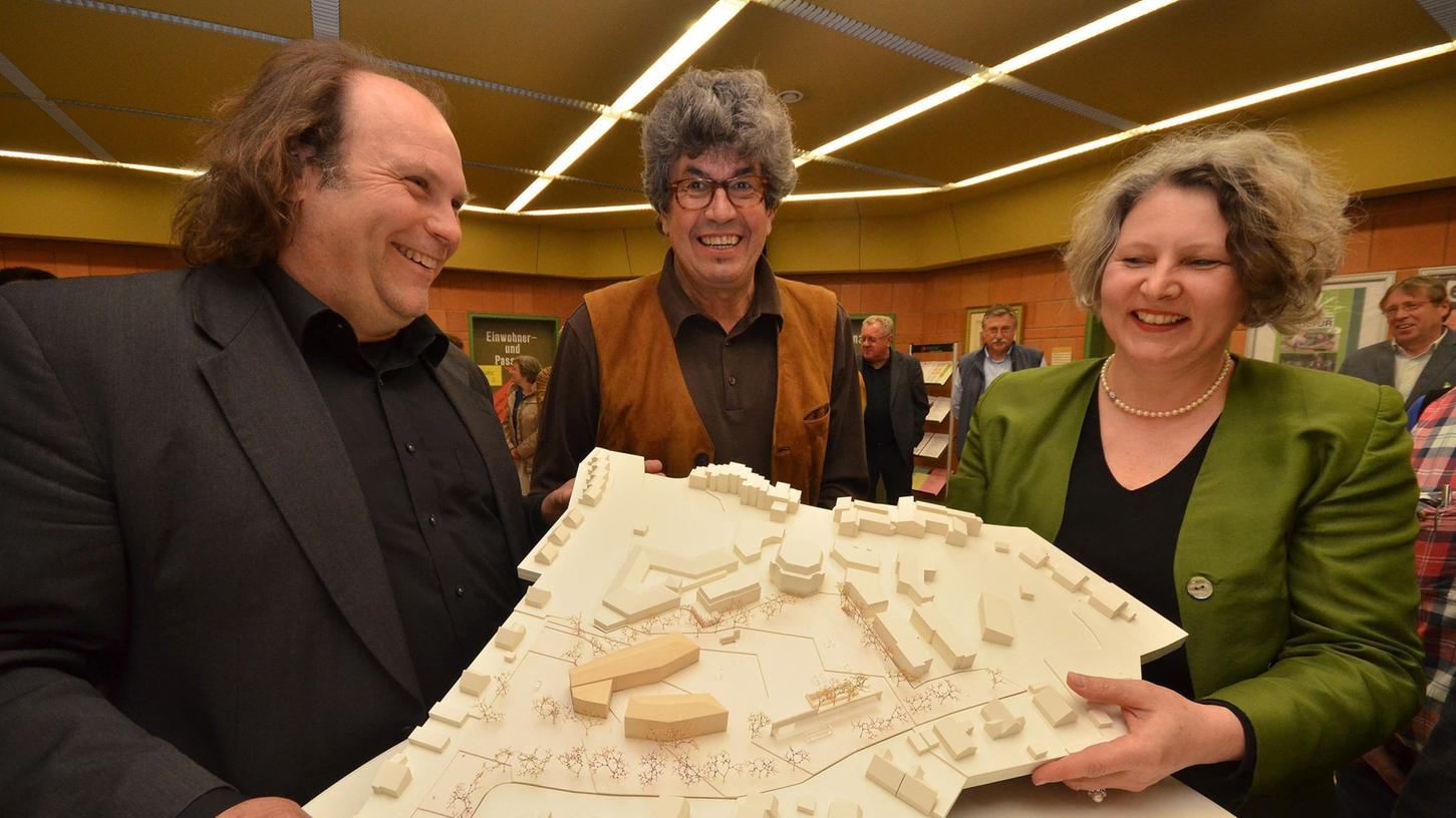 Ihr Vorschlag, wie das Umfeld des markanten Rathaus-Oktogons gestaltet werden könnte, machte das Rennen im Architekten-Wettbewerb (von rechts): Michaela Messmer, Edgar Tautorat und Jörg Franke.
Ihr Vorschlag, wie das Umfeld des markanten Rathaus-Oktogons gestaltet werden könnte, machte das Rennen im Architekten-Wettbewerb (von rechts): Michaela Messmer, Edgar Tautorat und Jörg Franke.