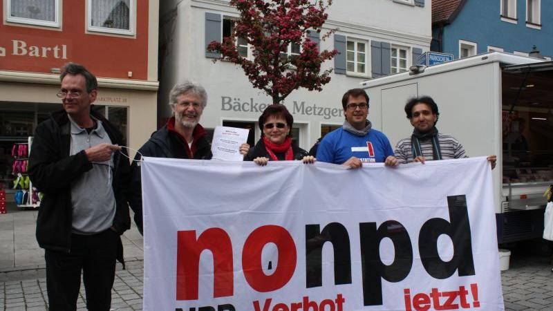 Unterschriften gegen die NPD