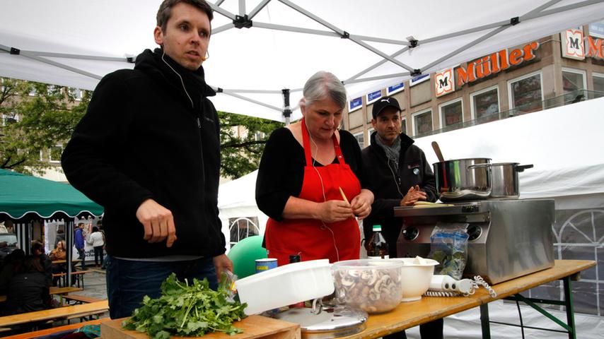 Ein besonderes Highlight des Veggie-Straßenfestes war die Kochshow mit Food-Journalistin und Autorin Rosa Wolff. Wie man sich für wenig Geld, aber trotzdem gesund ernähren kann, präsentierte sie dem Nürnberger Publikum.