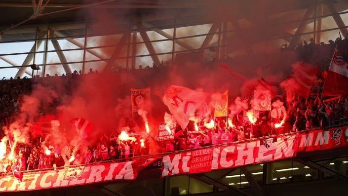 Die Bayern-Fans wählen vor Wiederanpfiff verbotenes brennbares Material.
