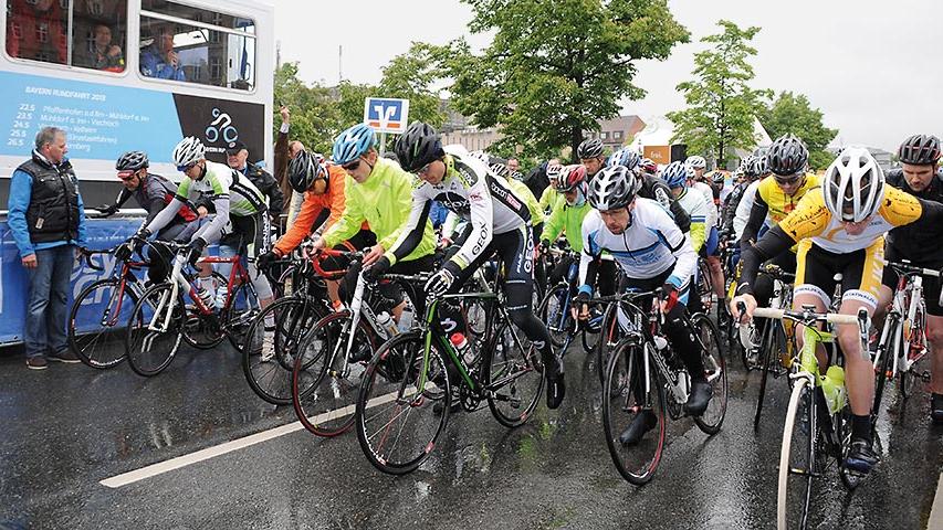 Bei Regen und Kälte war das Radrennen rund um die Altstadt 2013 ein echter Härtetest für die Fahrer.