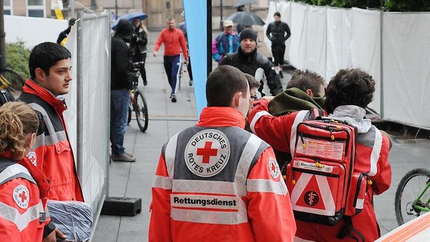 Für den Fall, das etwas passiert: Für schnelle, medizinische Betreuung sorgt der Rettungsdienst vom Roten Kreuz.