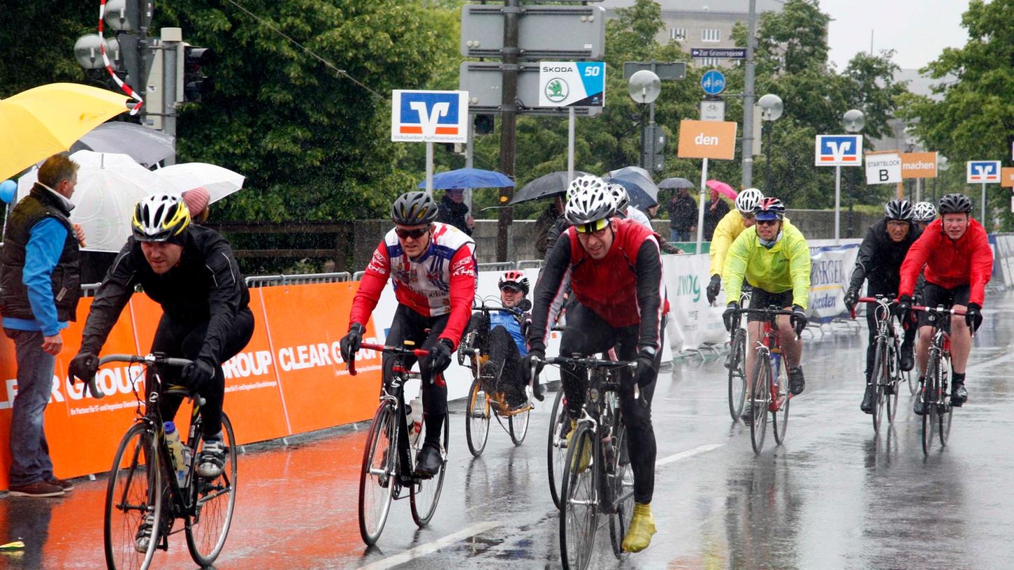 Dem Wetter getrotzt - die Teilnehmer am Radrennen rund um die Nürnberger Altstadt 2013.