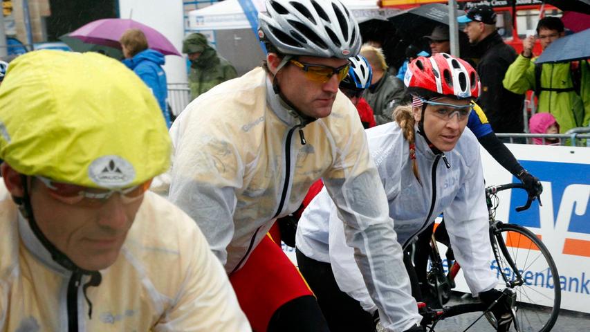 Ausgerüstet mit Fahrradhelmen, Regenjacken und Brillen trotzen die Fahrer dem Wetter.
