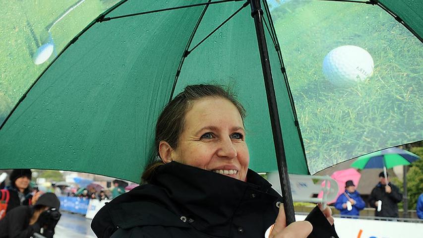 Auch Martina Boulter (48) aus Erlangen ist dabei, um einen Rennfahrer zu unterstützen. Ihr Mann fährt jedes Jahr beim Jedermannrennen mit. "Beim Altstadtrennen ist immer so eine schöne Stimmung. Schade, dass es dieses Jahr so regnet", sagt sie.