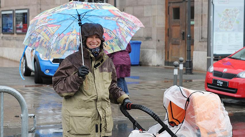 Gut verpackt: Franziska Thomae (35) aus Lauf und ihre sieben Wochen alte Tochter Sophie haben sich gegen den Regen mit wasserabweisenden Stoffen gerüstet.