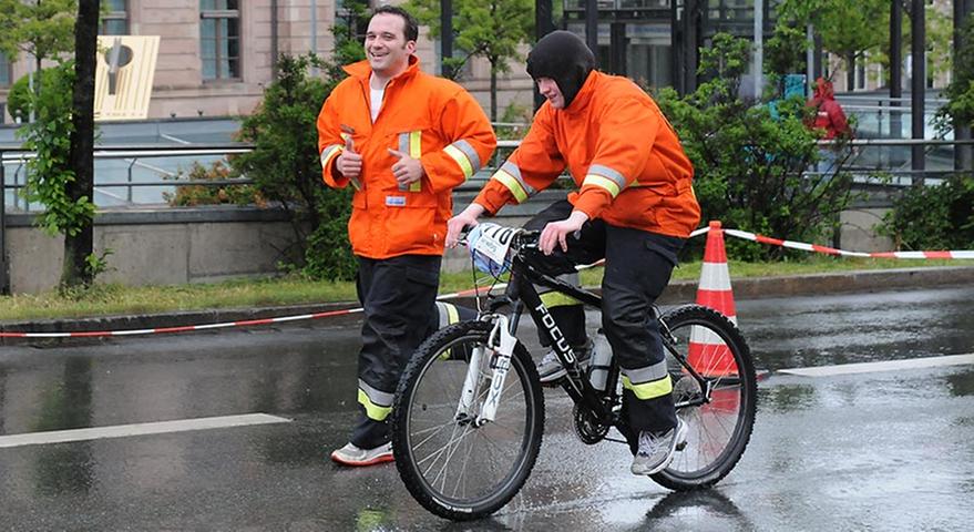 Diese beiden Läufer sorgen mit ihrer Kleidung dafür, dass sie nicht übersehen werden: Die Signalfarbe Orange verschafft ihnen offenbar gute Laune.