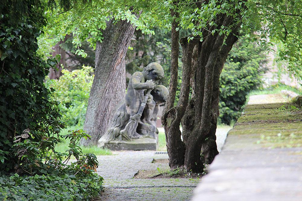Schon lange ist das Bürgermeistersgärtla nicht mehr nur ein exklusiver Ort für das Stadtoberhaupt. Die "feudalen" Zeiten sind vorbei und der Garten für die Allgemeinheit zugänglich. Der Normalbürger kann zwischen alten, verwunschenen Bäumen umher schlendern und die Ruhe genießen. Am besten schlüpft man durch das Neutor in den Garten.