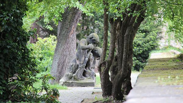 Schon lange ist das Bürgermeistersgärtla nicht mehr nur ein exklusiver Ort für das Stadtoberhaupt. Die "feudalen" Zeiten sind vorbei und der Garten für die Allgemeinheit zugänglich. Der Normalbürger kann zwischen alten, verwunschenen Bäumen umher schlendern und die Ruhe genießen. Am besten schlüpft man durch das Neutor in den Garten.