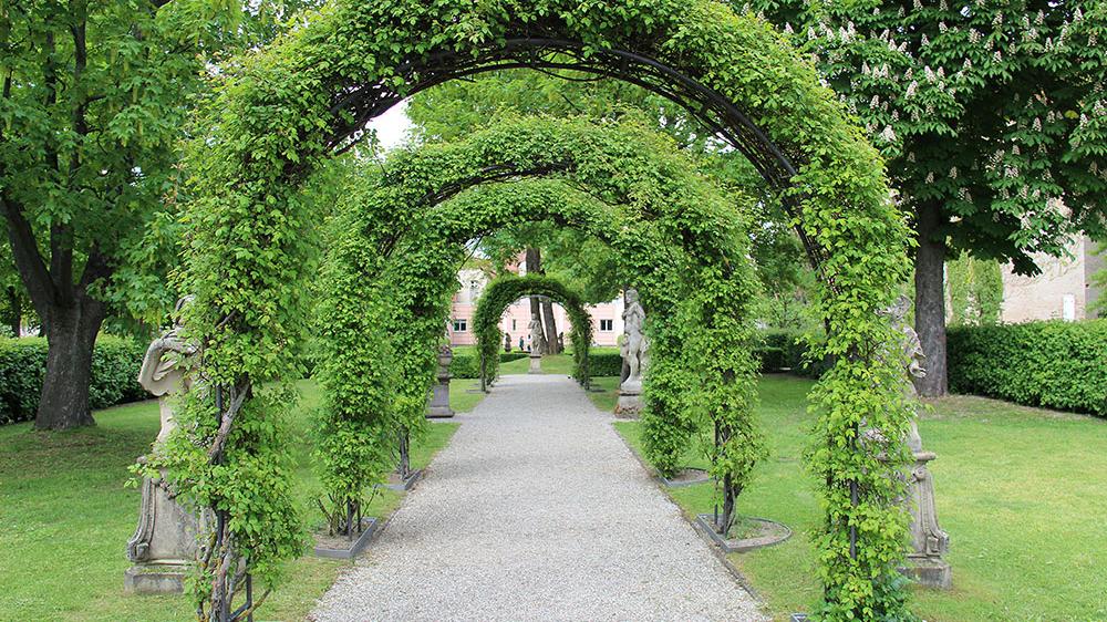 Hinter einer Häuserzeile im Stadtteil Johannis verbergen sich die Hesperidengärten. Während auf der Straße der Verkehr tobt, können Besucher nur ein wenig weiter die Ruhe und Schönheit der Gartenanlage im Barockstil und mit vielen Figuren genießen.