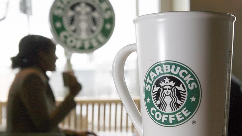 Immer mehr Menschen trinken ihren Kaffee auch nicht mehr in klassichen Cafés, sondern in "Coffeeshops" wie Starbucks.
