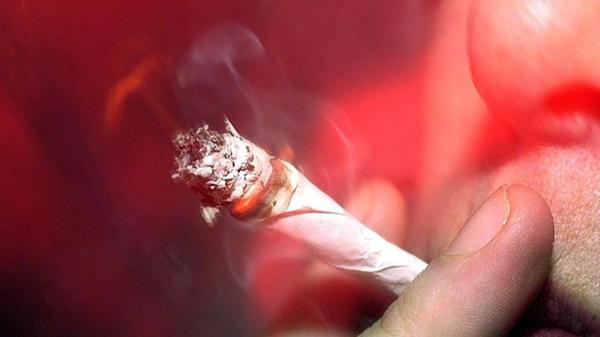 Das gewöhnliche "Kiffen" als Freizeitvergnügen bleibt problematisch: Kauf und Besitz von Cannabis sind weiterhin strafbar. Aber: Die Abschreckung funktioniert nicht. Die Zahl derjenigen, die regelmäßig Cannabis konsumieren, wird allein in Deutschland auf zwei bis vier Millionen geschätzt.