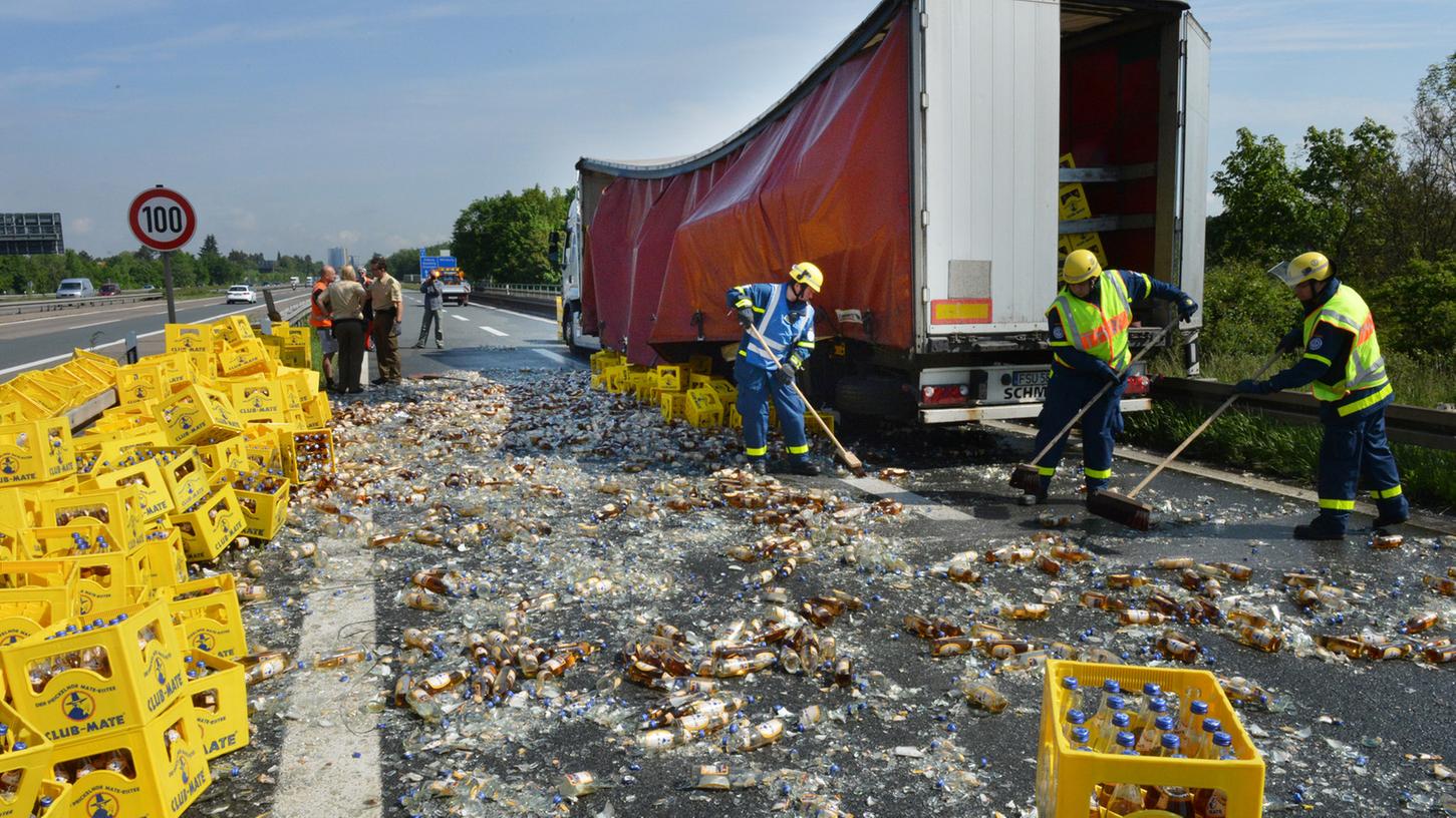 A3: Lkw verliert mehr als 100 Getränkekästen