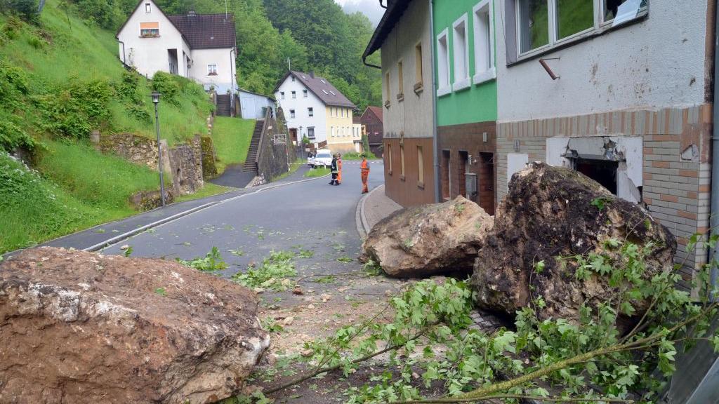 Vor allem durch die starken Regenfälle der letzten Zeit kann es zu Gesteinsabgängen kommen.