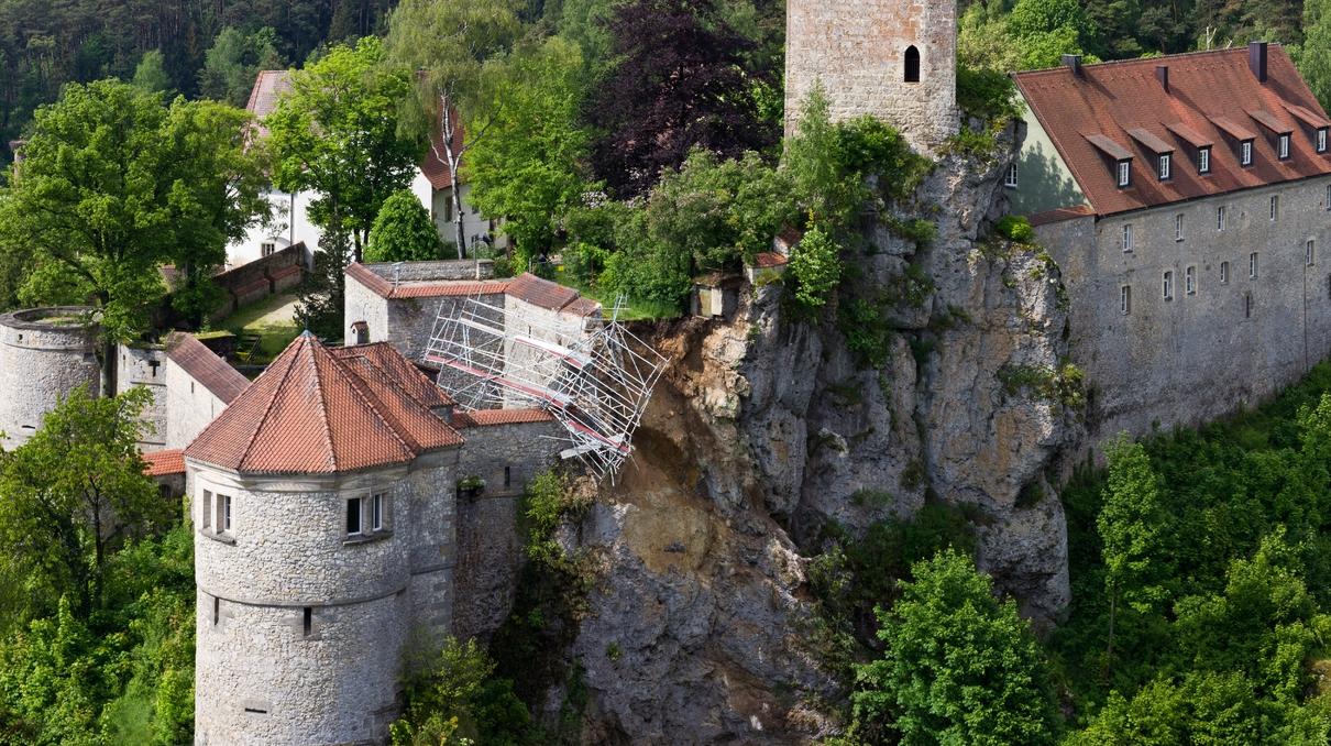 In der Nacht zum Dienstag stürzten vom Burgfelsen der Burg Veldenstein rund 300 Tonnen Felsbrocken, Geröll und Teile der Burgmauer ins Tal.