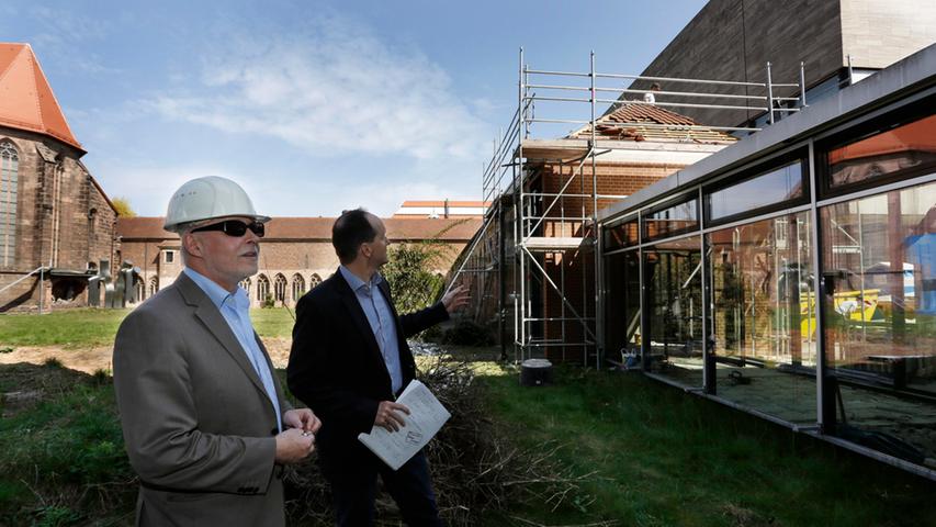 Dr. Ralf Schürer, Leiter der handwerklichen Sammlungen des GNM (links), und Verwaltungsdirektor Stefan Rosenberg begutachteten die ersten Schritte des größten Bauprojekts am Haus seit der Eröffnung des Neubaus 1994.