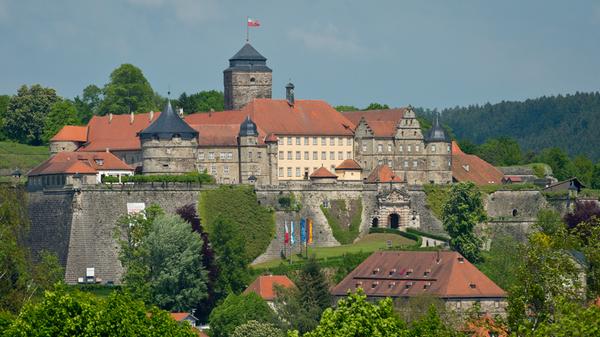 Frankens Norden entdeckt man auf dem Burgenweg. Getreu seines Namens säumen die Tour, die in Lauenstein im äußersten Norden des Frankenwalds beginnt und nach Süden bis nach Kronach führt, imposante Burganlagen. Zu diesen kulturhistorischen Bauten gehören etwa die Mantelburg in Lauenstein, das Wasserschloss in Mitwitz, die Festung Rosenberg in Kronach oder die Plassenburg hoch über Kulmbach.
