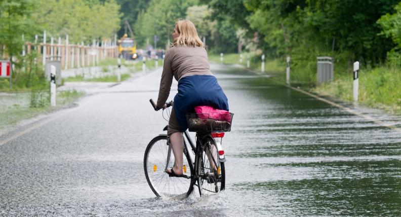 Mit dem Fahrrad gibt es kaum ein Durchkommen durch die Wassermassen.