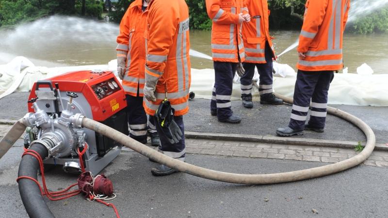 In der niedersächsischen Gemeinde Sarstedt pumpen Einsatzkräfte das Wasser aus der Kanalisation...