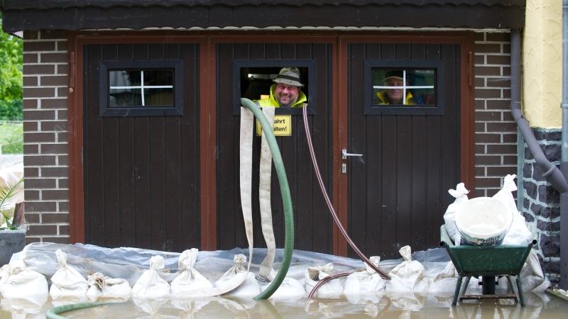 Hausbesitzer rüsten sich in Mühlhausen schon zum zweiten Mal in dieser Woche gegen das Hochwasser der Efze und...