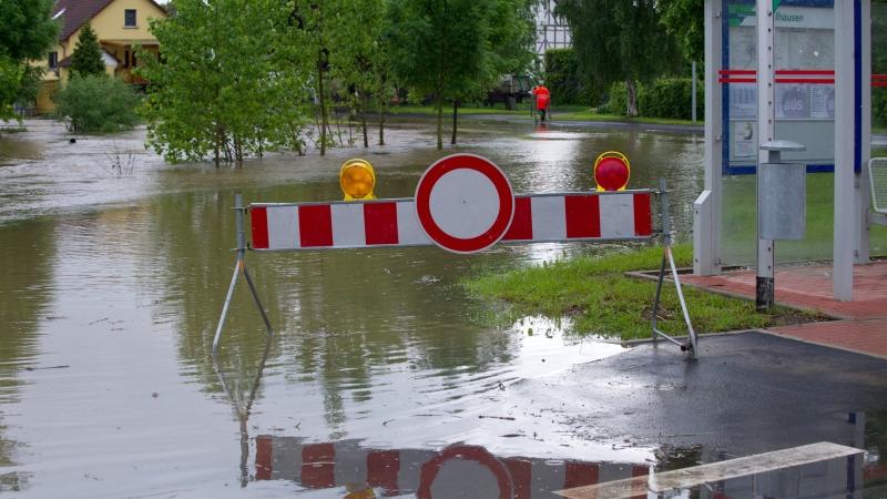 Im hessischen Mühlhausen wurden Straßen wegen Hochwassergefahr gesperrt.