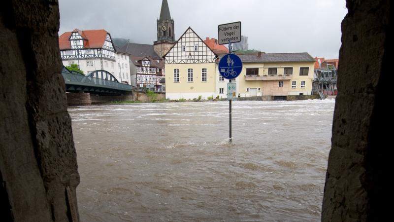 Das Fulda-Hochwasser drängte bereits am Mittwoch in die Stadt.
