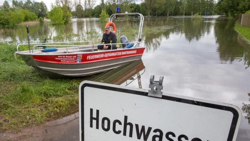 Einsatzkräfte der Feuerwehr stehen in Bad Salzungen (Thüringen) mit einem Boot bereit.