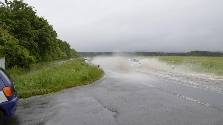 Auf der Staatsstraße gegenüber der Laufer Mühle haben die Autofahrer mit Wassermassen zu kämpfen. Weitere Bilder dazu finden Sie hier.
