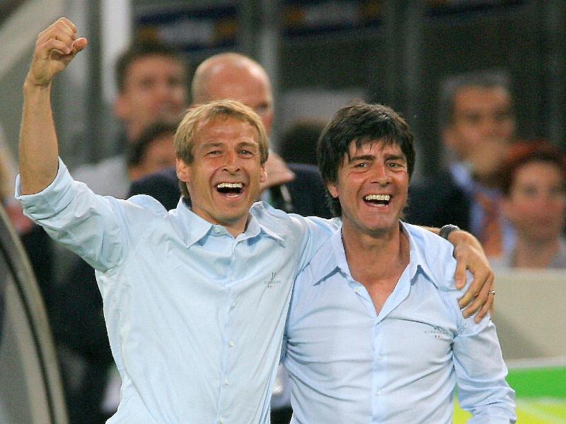 Zusammen mit Jürgen Klinsmann absolvierte Joachim Löw im Jahr 2000 den Trainerlehrgang. Vier Jahre später machte ihn der damalige Teamchef zu seinem Assistenten. Mit "Klinsi" führte er die Deutsche Nationalmannschaft 2006 bei der WM im eigenen Land auf den dritten Platz.