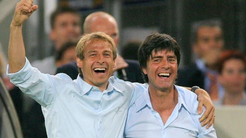 Zusammen mit Jürgen Klinsmann absolvierte Joachim Löw im Jahr 2000 den Trainerlehrgang. Vier Jahre später machte ihn der damalige Teamchef zu seinem Assistenten. Mit "Klinsi" führte er die Deutsche Nationalmannschaft 2006 bei der WM im eigenen Land auf den dritten Platz.
