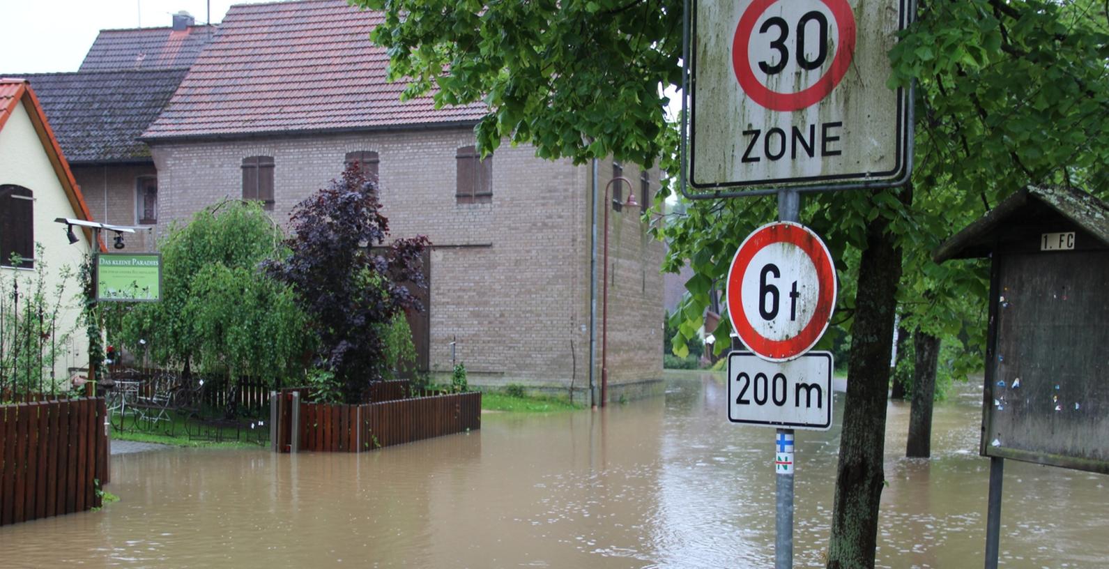 Bei Hochwasseropfern gibt es in Bayern Unterschiede. Nun fordert die SPD eine Änderung.