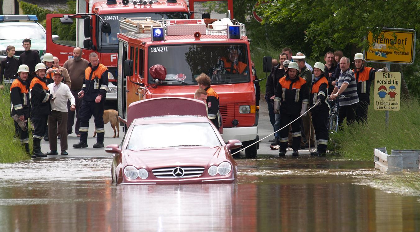 Das Aischwasser war stärker: Für den Mercedes  ging es weder vor noch zurück.