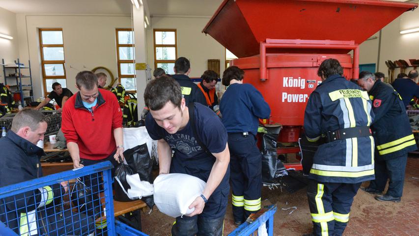 Im Bubenreuther Bauhof füllten Feuerwehrmänner Sandsäcke, die sie dann in den gesamten Landkreis fuhren.