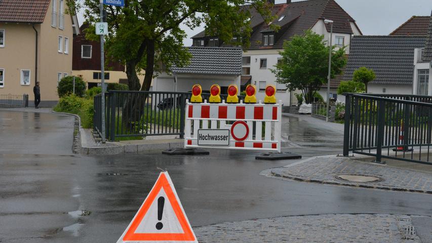 Alle überfluteten Straßen in Igelsdorf waren für den Verkehr gesperrt.