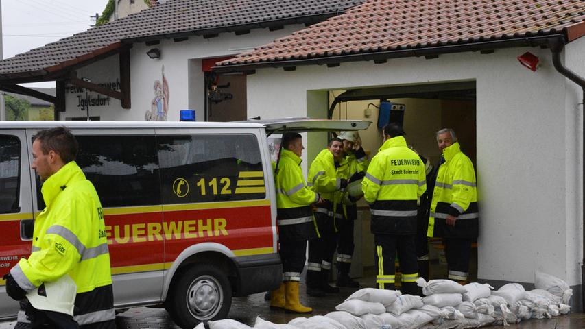 Selbst die Feuerwehr in Igelsdorf musste aufpassen, dass ihr Gerätehaus nicht überschwemmt wurde.