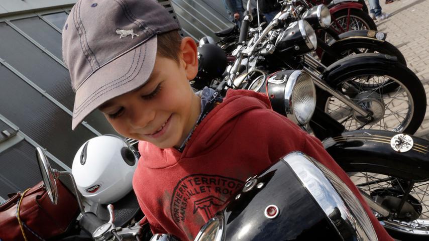 Selbst den ganz Jungen zauberten die - auf Hochglanz polierten - Motorräder ein Lächeln ins Gesicht.