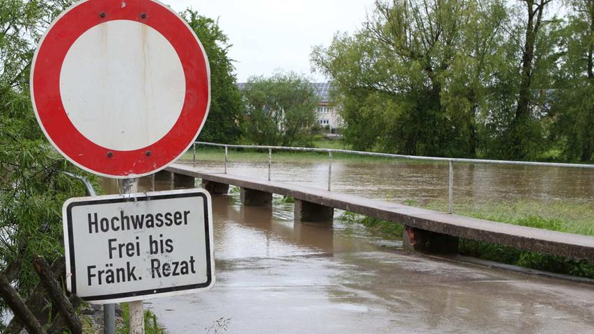 Die fränkische Rezat tritt über die Ufer: Hochwasser im Raum Ansbach
