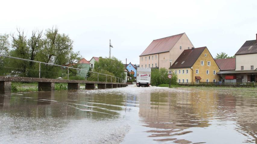 In Ansbach und Umgebung blieben die Menschen ebenfalls nicht vom Hochwasser verschont. Weitere Bilder dazu finden Sie hier.