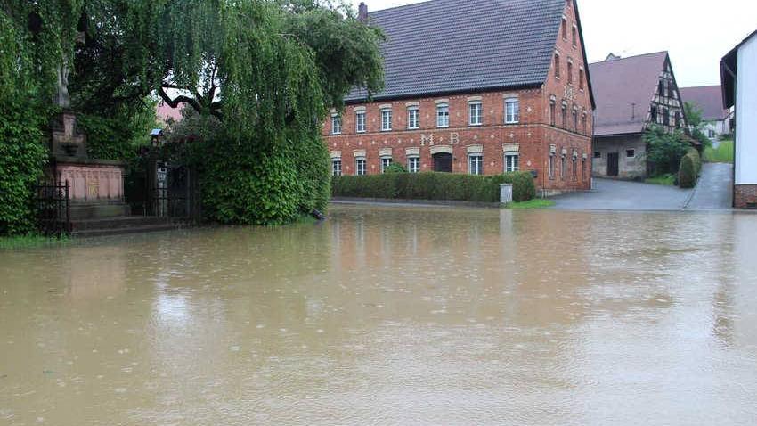 Auch der Dorfplatz steht unter Wasser.