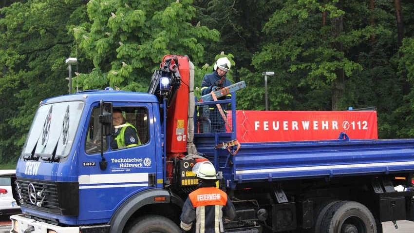 Das THW Lauf liefert Sandsäcke zur weiteren Verteilung an das Feuerwehrhaus in Schnaittach.