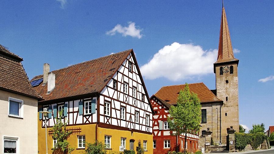 Beim Anwesen Nürnberger Straße 17 handelt es sich um das frühere Richterhaus. Es ist ein Schmuckstück hier in der ehemaligen Herrengasse, dem „politischen Zentrum“ im Altort von Schwand. Beim Anwesen Nürnberger Straße 17 handelt es sich um das frühere Richterhaus. Es ist ein Schmuckstück hier in der ehemaligen Herrengasse, dem „politischen Zentrum“ im Altort von Schwand.